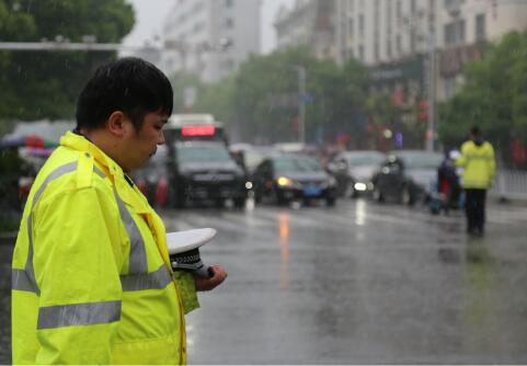 全省各地哀悼抗击新冠肺炎疫情牺牲烈士和逝世同胞