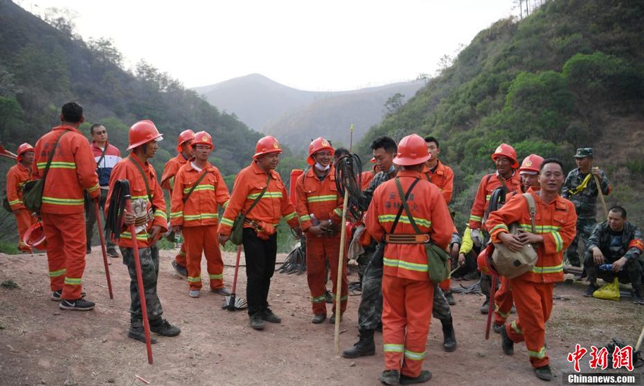 西昌森林火灾：2108名扑火人员彻夜值守火场