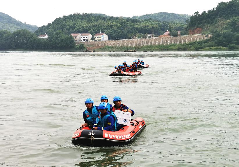 全省7支蓝天救援队在桃江开展水上实战救援培训
