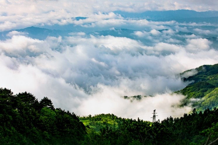 雪峰山主峰的苏宝顶,云蒸霞蔚,一时一景.赵东 摄