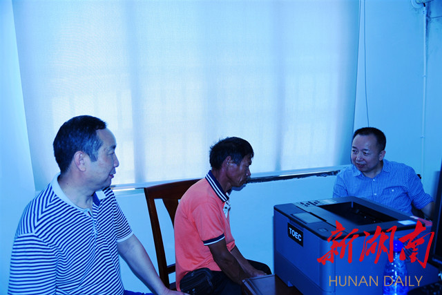 新宁：贫困残疾人家门口评残办证