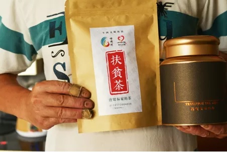 洞口县：一双有故事的手