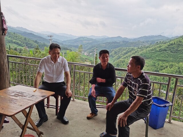 现代投资前往洞口县客溪村调研指导脱贫攻坚工作