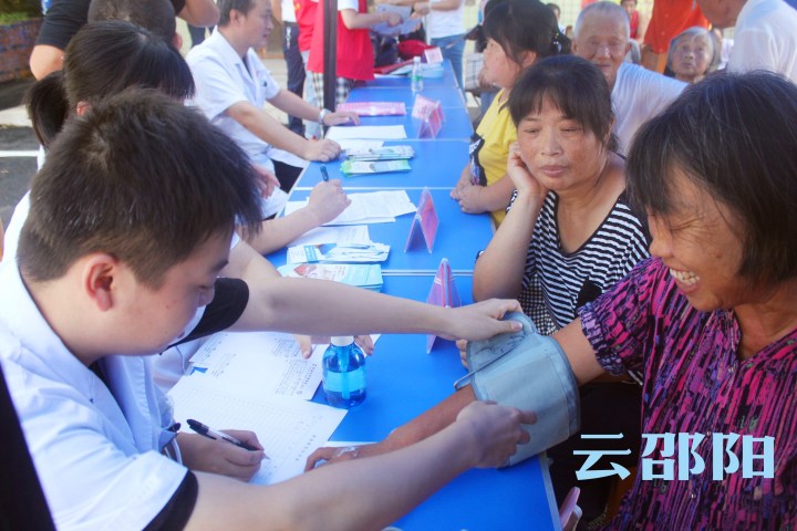 北塔区爱心医疗助力脱贫攻坚