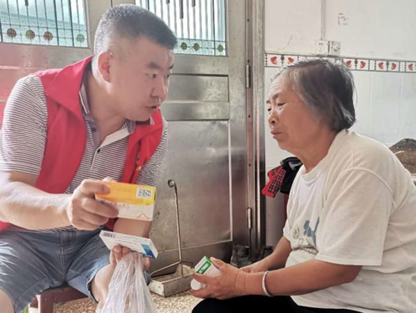 武冈：志愿服务下沉一线为“两病”患者送药上门