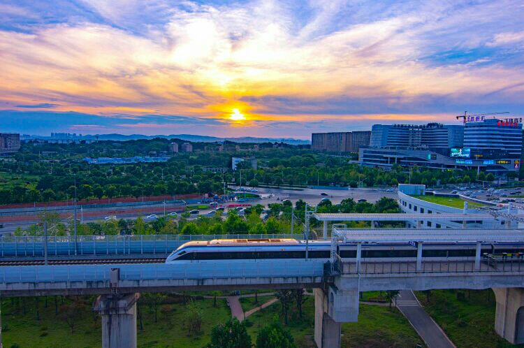 城铁向着幸福跑 - 炫酷航拍 - 新湖南