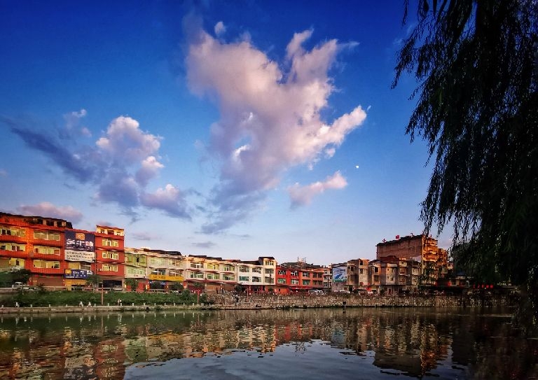 韩烈生摄于溆浦县龙潭镇.