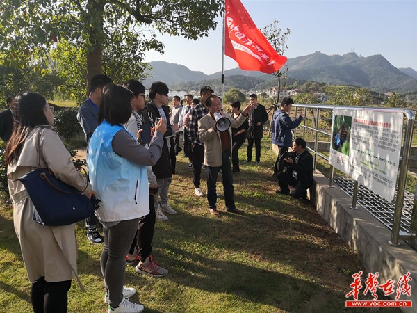 记者采访郑家河村居民集中区污水处理站