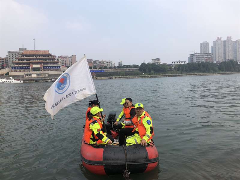 邵阳市红十字水上救援志愿者助力“河长”巡河