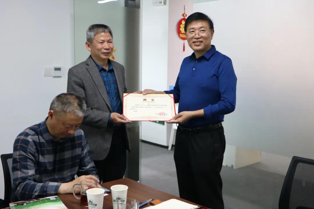 谌再来代表黑茶产业研究院向专家委员会主任委员萧力争颁发聘书)湖南