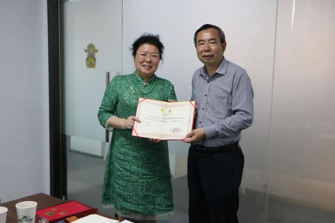 (图为萧力争主任代表专家委员会向湖南省白沙溪茶厂股份有限公司常务